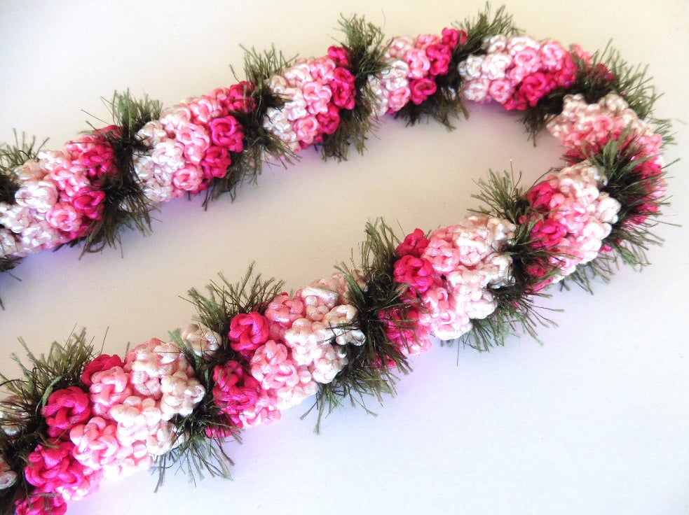 L009 - Deluxe rosebud Crochet Lei