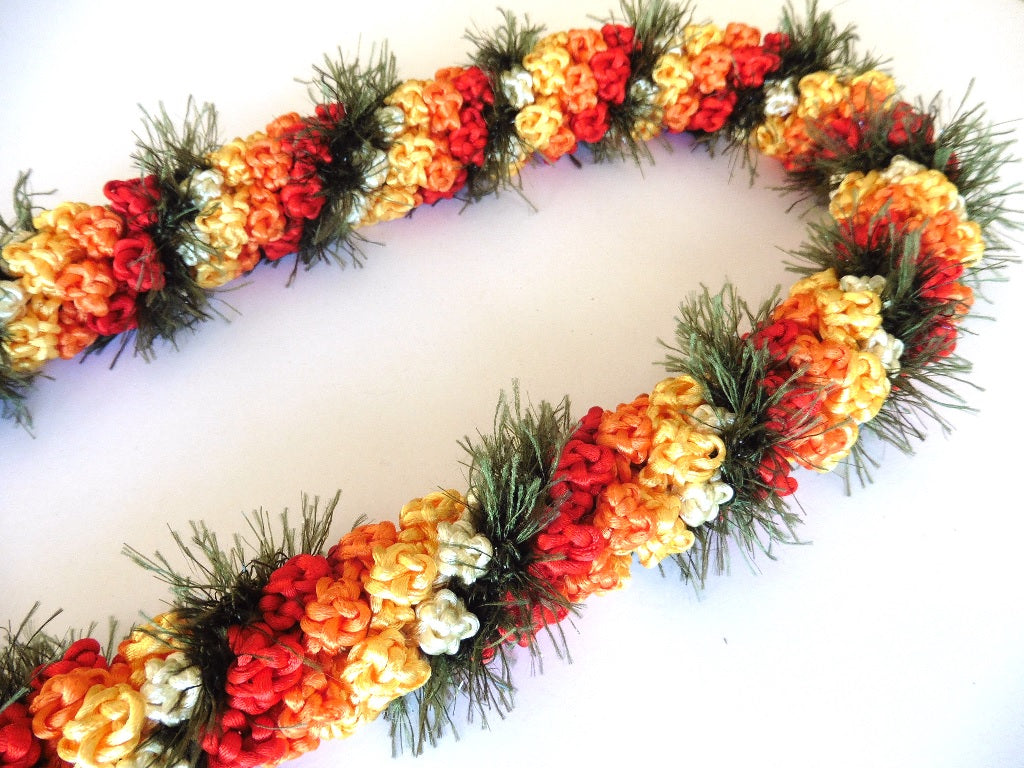 L009 - Deluxe rosebud Crochet Lei