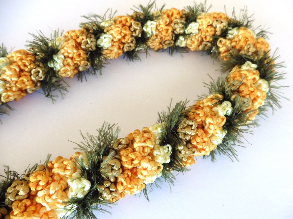 L009 - Deluxe rosebud Crochet Lei